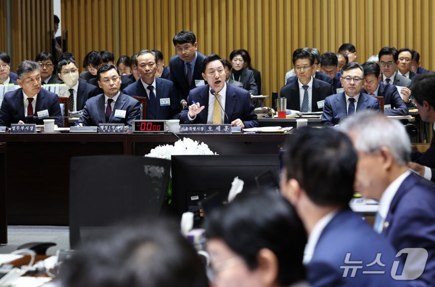 오세훈 서울시장이 15일 서울시청에서 열린 국회 행정안전위원회의 서울시에 대한 국정감사에서 질의에 답변하고 있다. 2026.10.15 ⓒ 뉴스1 구윤성 기자