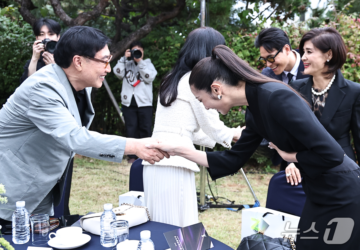 이재·샘킴 예비 부부, <b>이영애</b>·<b>정호영 부부</b>와 인사