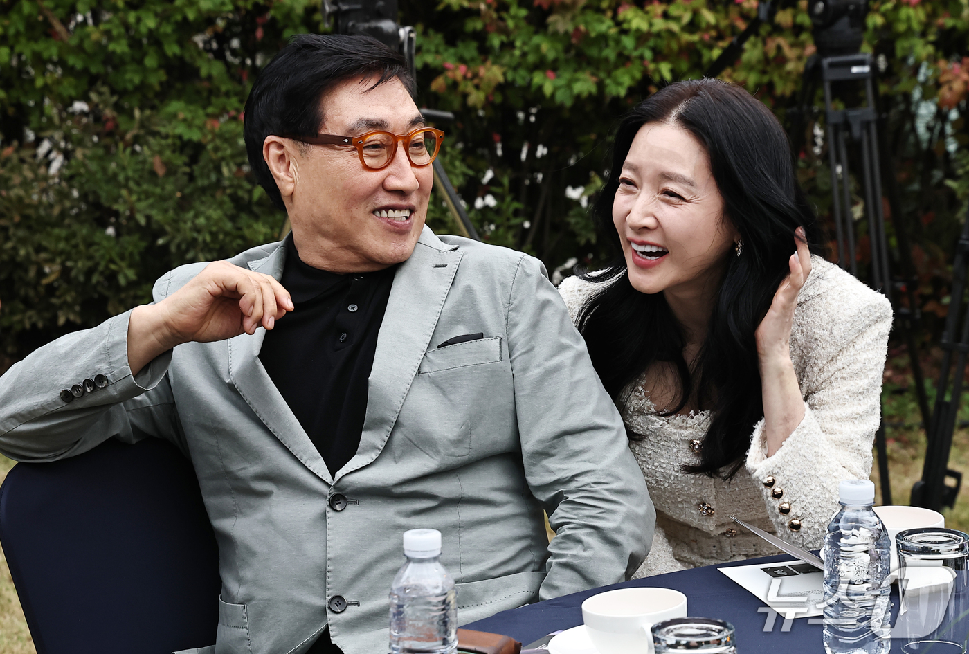 <b>이영애</b> '재산2조' 남편과 다정한 나들이