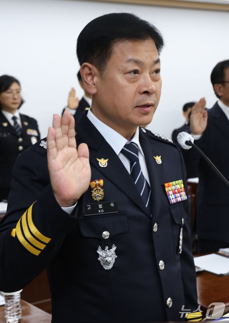 [<b>국감</b>] 선서하는 <b>고범석</b> 서울청장