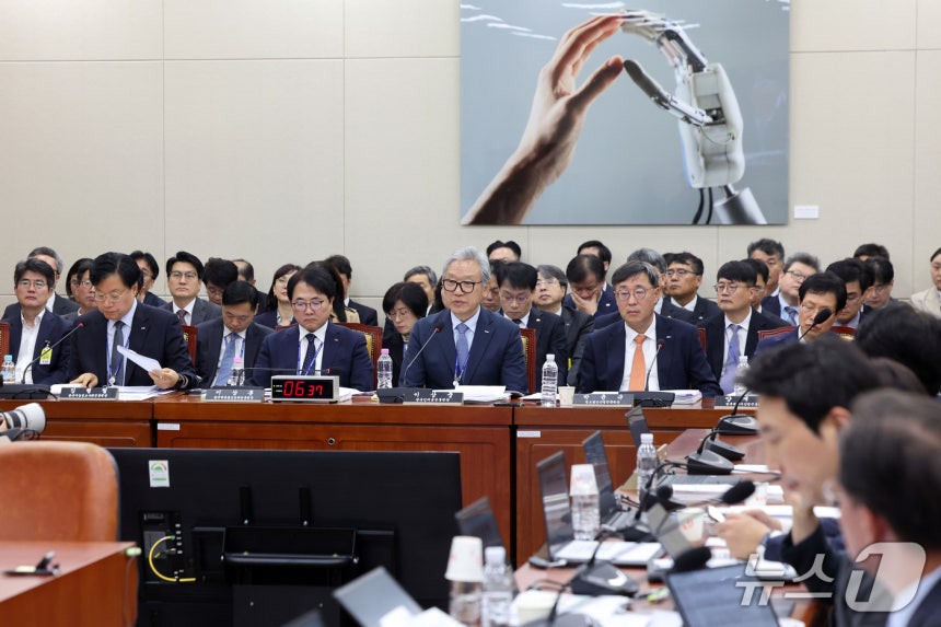 이상중 한국인터넷진흥원장이 15일 서울 여의도 국회 과학기술정보방송통신위원회에서 열린 정보통신산업진흥원 등에 대한 국정감사에서 의원 질의에 답하고 있다. 2026.10.15 ⓒ 뉴스1 황기선 기자