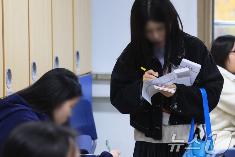수능 한 달 앞 'AI <b>안경</b>' 변수…감독 교사 부담도 커진다