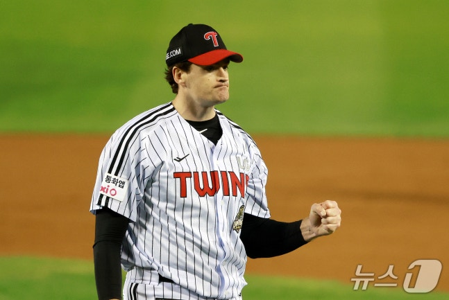 14일 오후 서울 송파구 잠실야구장에서 열린 프로야구 '2026 신한 SOL KBO 와일드카드 결정전 1차전' 두산 베어스와 LG 트윈스의 경기, LG 케네디가 7회초 2사 2,3루 상황에서 두산 박지훈을 땅볼로 잡아내며 세리머니를 하고 있다. 2026.10.14 ⓒ 뉴스1 이호윤 기자