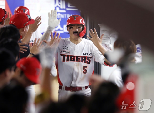 12일 광주기아챔피언스필드에서 열린 프로야구 '2026 신한SOL KBO리그' LG 트윈스와 KIA 타이거즈의 경기, KIA 김도영이 8회말 무사 1루에 역전 투런 홈런을 터뜨린 뒤 더그아웃에서 동료들과 기쁨을 나누고 있다. KIA는 8회말 터진 김도영의 역전 투런 홈런을 앞세워 LG를 4대2로 꺾고 3위로 준PO 진출에 성공했다. 김도영은 이날 홈런으로 시즌 45호이자 개인 통산 100홈런을 기록했다. (KIA 타이거즈 제공, 재판매 및 DB 금지) 2026.10.12 ⓒ 뉴스1