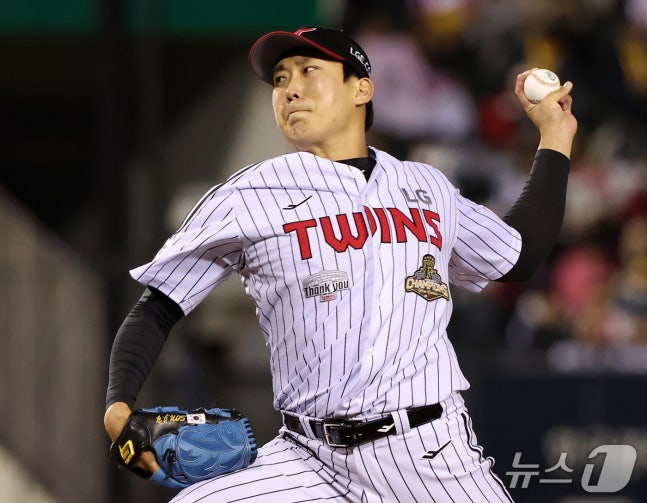 7일 오후 서울 송파구 잠실야구장에서 열린 프로야구 '2026 신한은행 SOL KBO리그' 두산 베어스와 LG 트윈스의 경기, LG 마무리 손주영이 9회초 등판해 힘차게 공을 던지고 있다. 2026.10.7 ⓒ 뉴스1 김진환 기자