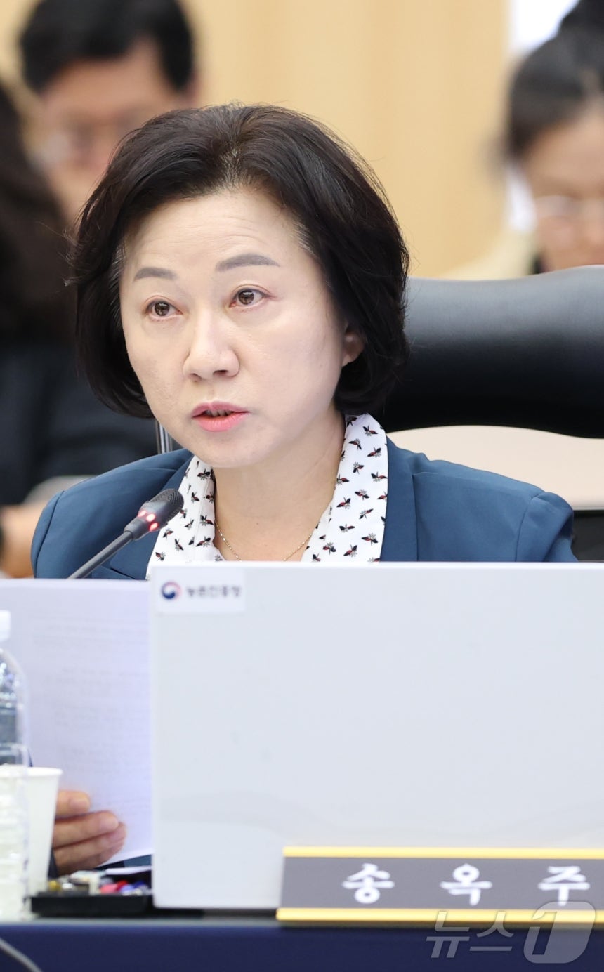 송옥주 더불어민주당 의원이 17일 전북 전주시 농촌진흥청에서 열린 농림축산식품해양수산위원회 국정감사에서 질의를 하고 있다. 2025.10.17 ⓒ 뉴스1 유경석 기자