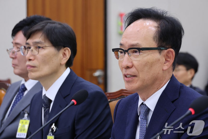 <b>서울고법원장</b> "李대통령 사건 재판 중단, 헌법 조항 근거"