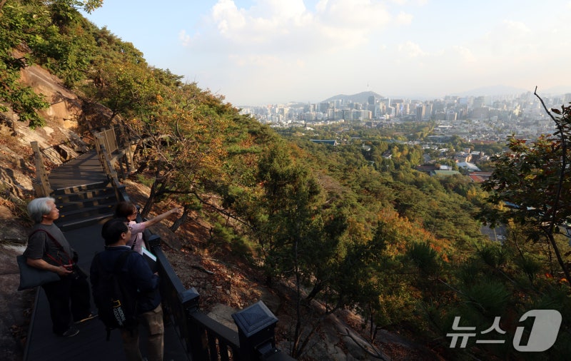 서울 <b>백악산</b> 일원 탐방로 1.32 전면 개방