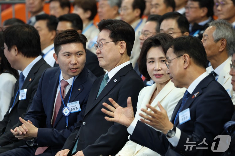 <b>유승민 대한체육회장</b>과 대화 나누는 이재명 대통령
