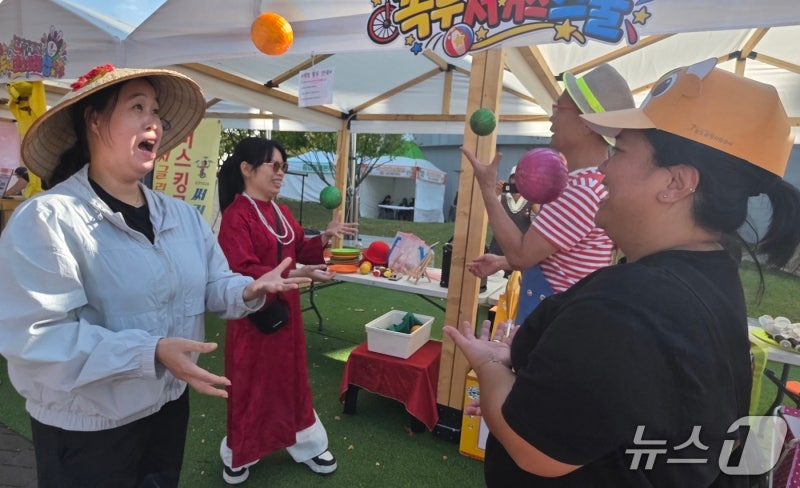 <b>청도 반시축제</b>서 서커스 체험하는 외국인들