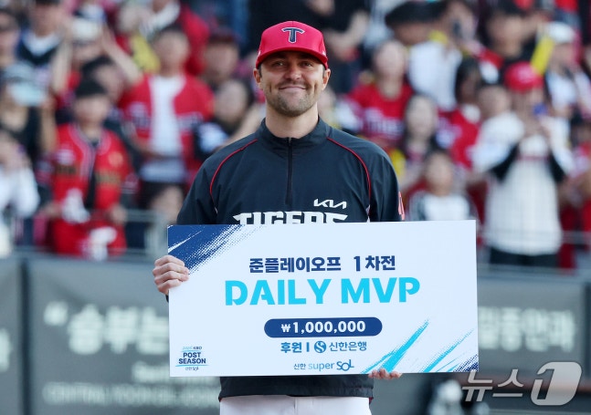 17일 오후 전남광주 기아챔피언스필드에서 열린 프로야구 2026 신한 SOL KBO 포스트시즌 준플레이오프 1차전 LG 트윈스와 KIA 타이거즈의 경기, 5대1 승리를 거둔 KIA 네일이 데일리 MVP에 선정된 후 기념 촬영을 하고 있다. 이날 네일은 7이닝 동안 92구를 던지며 4피안타(1피홈런) 2볼넷 6탈삼진 1실점의 호투로 팀 승리를 이끌었다. 2026.10.17 ⓒ 뉴스1 김진환 기자