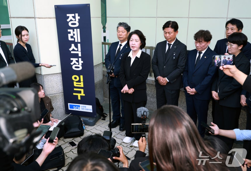 추미애 경기도지사가 17일 경기 부천시 순천향대학교 병원 장례식장에서 부천 도장공장 화재 사망 소방관의 조문을 마친 뒤 기자회견을 하고 있다. 2026.10.17 ⓒ 뉴스1 이호윤 기자