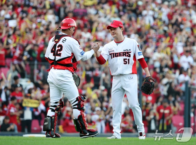 17일 오후 전남광주 기아챔피언스필드에서 열린 프로야구 2026 신한 SOL KBO 포스트시즌 준플레이오프 1차전 LG 트윈스와 KIA 타이거즈의 경기, 5대1 승리를 거둔 KIA 포수 김태군과 마무리 전상현이 기쁨을 나누고 있다. 2026.10.17 ⓒ 뉴스1 김진환 기자