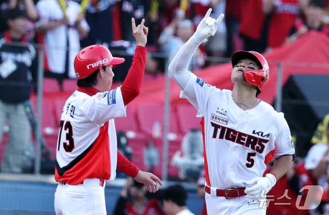 17일 오후 전남광주 기아챔피언스필드에서 열린 프로야구 2026 신한 SOL KBO 포스트시즌 준플레이오프 1차전 LG 트윈스와 KIA 타이거즈의 경기, KIA 김도영이 8회말 2사 1루 상황 투런 홈런을 친 뒤 고영민 코치와 기쁨을 나누고 있다. 2026.10.17 ⓒ 뉴스1 김진환 기자
