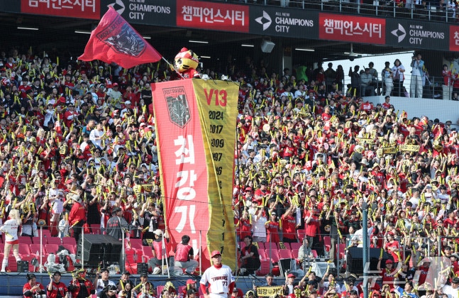 17일 오후 전남광주 기아챔피언스필드에서 열린 프로야구 2026 신한 SOL KBO 포스트시즌 준플레이오프 1차전 LG 트윈스와 KIA 타이거즈의 경기, 3루 KIA 응원단이 뜨거운 응원을 펼치고 있다. 2026.10.17 ⓒ 뉴스1 김진환 기자