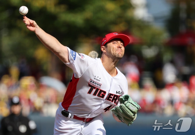 17일 오후 전남광주 기아챔피언스필드에서 열린 프로야구 2026 신한 SOL KBO 포스트시즌 준플레이오프 1차전 LG 트윈스와 KIA 타이거즈의 경기, KIA 선발 네일이 1회초 등판해 힘차게 공을 던지고 있다. 2026.10.17 ⓒ 뉴스1 김진환 기자