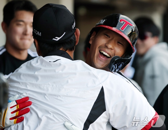 17일 오후 전남광주 기아챔피언스필드에서 열린 프로야구 2026 신한 SOL KBO 포스트시즌 준플레이오프 1차전 LG 트윈스와 KIA 타이거즈의 경기, LG 송찬의가 2회초 2사 솔로홈런을 친 뒤 김재율 코치와 기쁨을 나누고 있다. 2026.10.17 ⓒ 뉴스1 김진환 기자