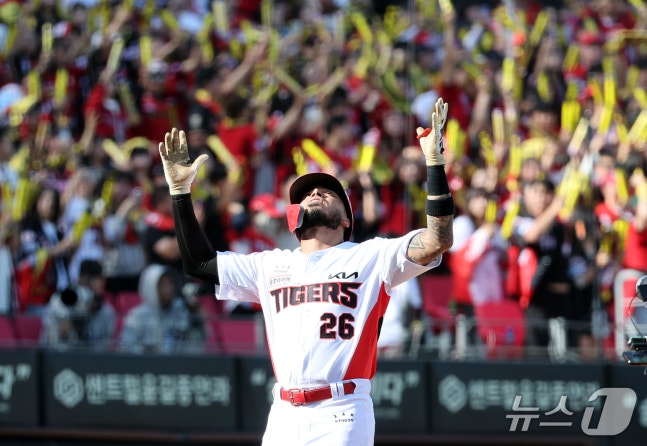 17일 오후 전남광주 기아챔피언스필드에서 열린 프로야구 2026 신한 SOL KBO 포스트시즌 준플레이오프 1차전 LG 트윈스와 KIA 타이거즈의 경기, KIA 카스트로가 2회말 선두타자로 나와 동점 솔로홈런을 친 뒤 세리머니를 하고 있다. 2026.10.17 ⓒ 뉴스1 김진환 기자