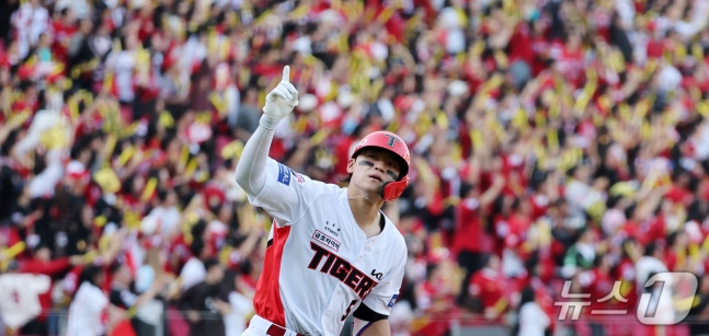 17일 오후 전남광주 기아챔피언스필드에서 열린 프로야구 2026 신한 SOL KBO 포스트시즌 준플레이오프 1차전 LG 트윈스와 KIA 타이거즈의 경기, KIA 김도영이 4회말 1사 역전 솔로홈런을 친 뒤 세리머니를 하고 있다. 2026.10.17 ⓒ 뉴스1 김진환 기자