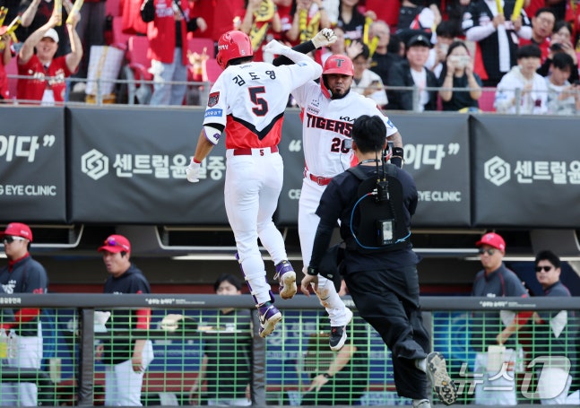 17일 오후 전남광주 기아챔피언스필드에서 열린 프로야구 2026 신한 SOL KBO 포스트시즌 준플레이오프 1차전 LG 트윈스와 KIA 타이거즈의 경기, KIA 김도영이 4회말 1사 역전 솔로홈런을 친 뒤 카스트로와 세리머니를 하고 있다. 2026.10.17 ⓒ 뉴스1 김진환 기자