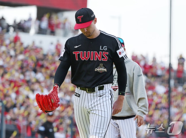 17일 오후 전남광주 기아챔피언스필드에서 열린 프로야구 2026 신한 SOL KBO 포스트시즌 준플레이오프 1차전 LG 트윈스와 KIA 타이거즈의 경기, LG 선발 톨허스트가 6회말 무사 1,3루 상황에서 강판되고 있다. 2026.10.17 ⓒ 뉴스1 김진환 기자