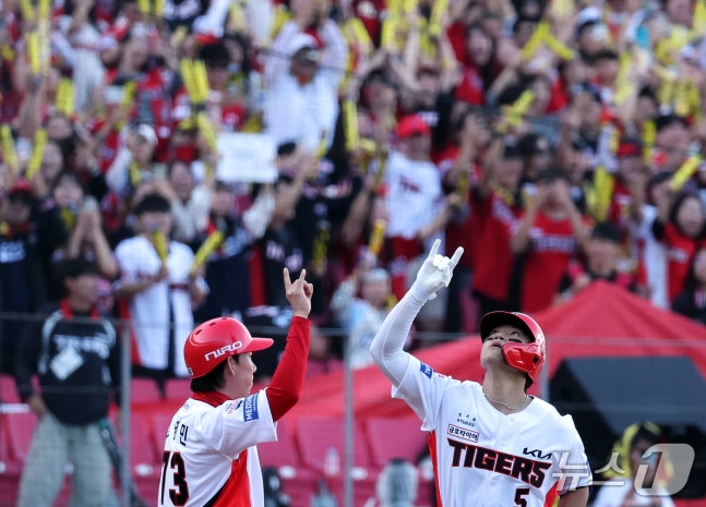 17일 오후 전남광주 기아챔피언스필드에서 열린 프로야구 2026 신한 SOL KBO 포스트시즌 준플레이오프 1차전 LG 트윈스와 KIA 타이거즈의 경기, KIA 김도영이 8회말 2사 1루 상황 투런 홈런을 친 뒤 고영민 코치와 기쁨을 나누고 있다. 2026.10.17 ⓒ 뉴스1 김진환 기자