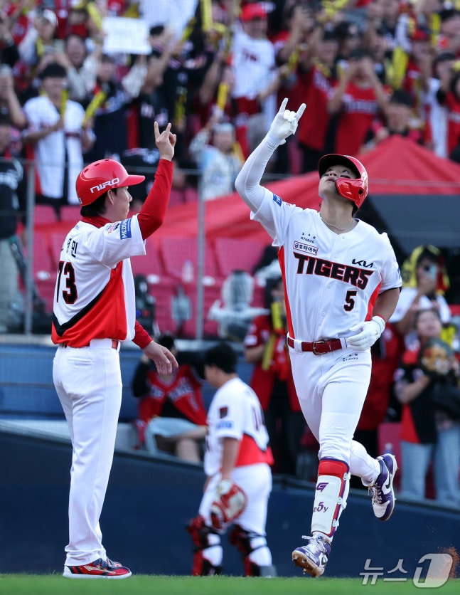17일 오후 전남광주 기아챔피언스필드에서 열린 프로야구 2026 신한 SOL KBO 포스트시즌 준플레이오프 1차전 LG 트윈스와 KIA 타이거즈의 경기, KIA 김도영이 8회말 2사 1루 상황 투런 홈런을 친 뒤 세리머니를 하며 홈으로 향하고 있다. 2026.10.17 ⓒ 뉴스1 김진환 기자