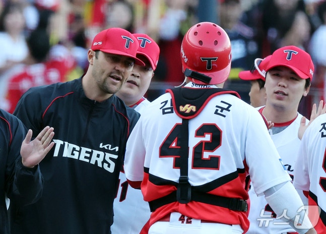 17일 오후 전남광주 기아챔피언스필드에서 열린 프로야구 2026 신한 SOL KBO 포스트시즌 준플레이오프 1차전 LG 트윈스와 KIA 타이거즈의 경기, 5대1 승리를 거둔 KIA 네일이 포수 김태군과 기쁨을 나누고 있다. 2026.10.17 ⓒ 뉴스1 김진환 기자
