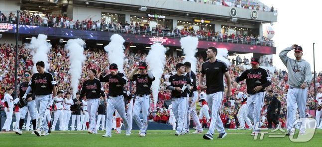 17일 오후 전남광주 기아챔피언스필드에서 열린 프로야구 2026 신한 SOL KBO 포스트시즌 준플레이오프 1차전 LG 트윈스와 KIA 타이거즈의 경기,1대5 역전패를 당한 LG 선수들이 굳은 표정을 지으며 그라운드를 빠져나나고 있다. 2026.10.17 ⓒ 뉴스1 김진환 기자