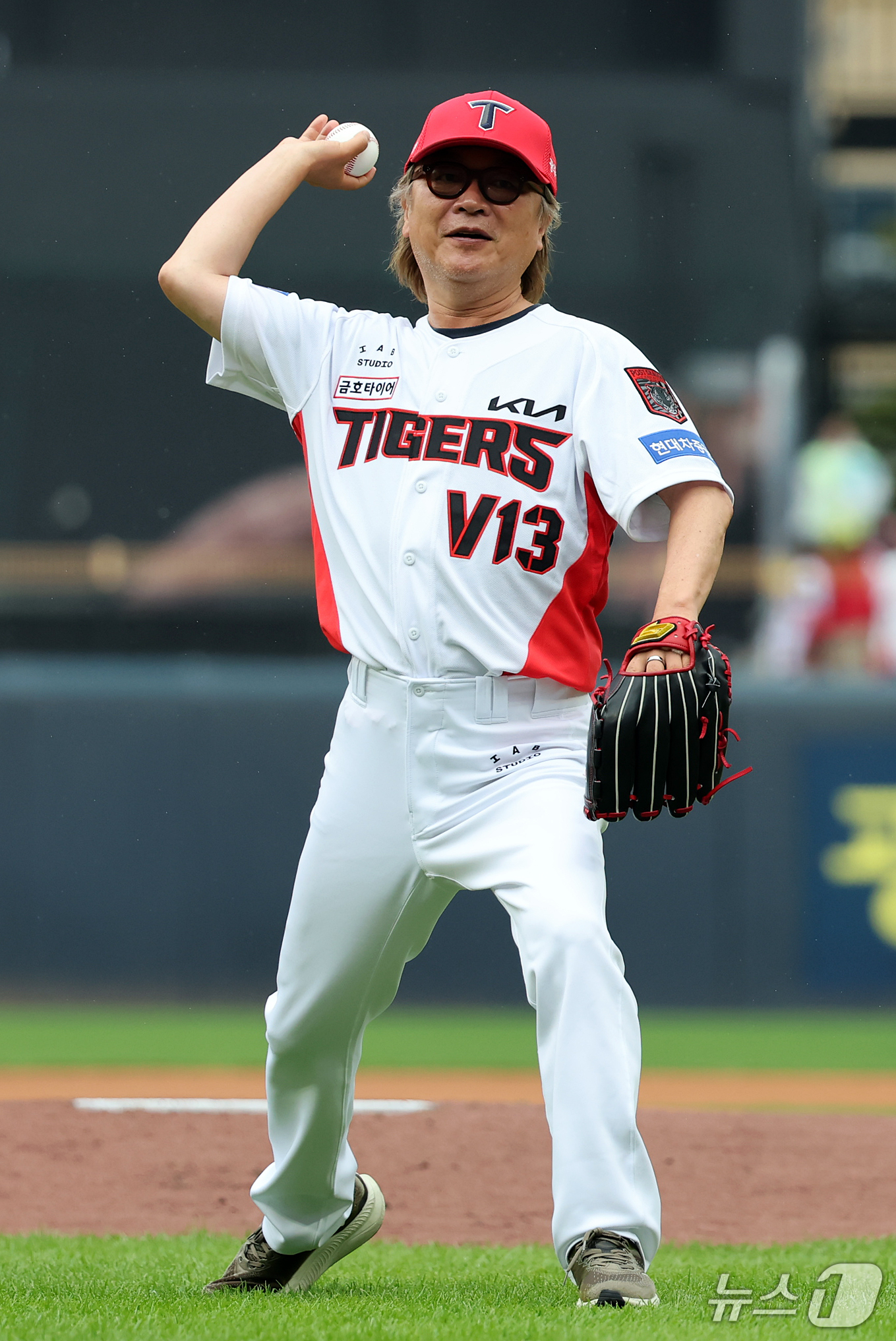 승리기원 <b>시구</b>하는 <b>김의성</b>