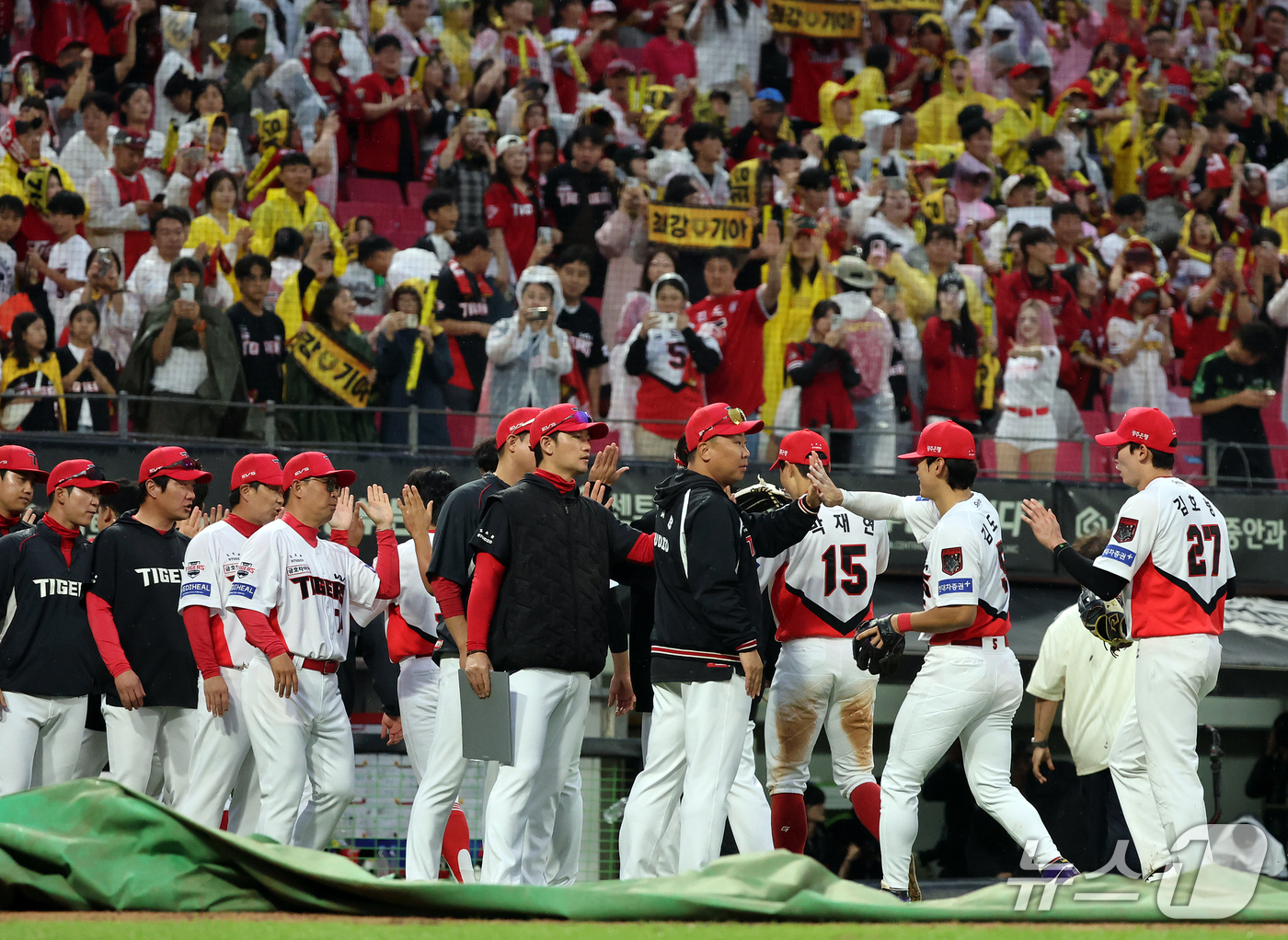 <b>KIA</b>, LG에 <b>2연승</b> 거두고 <b>PO</b> 진출까지 1승…전상현 MVP[<b>준PO2</b>](종합)