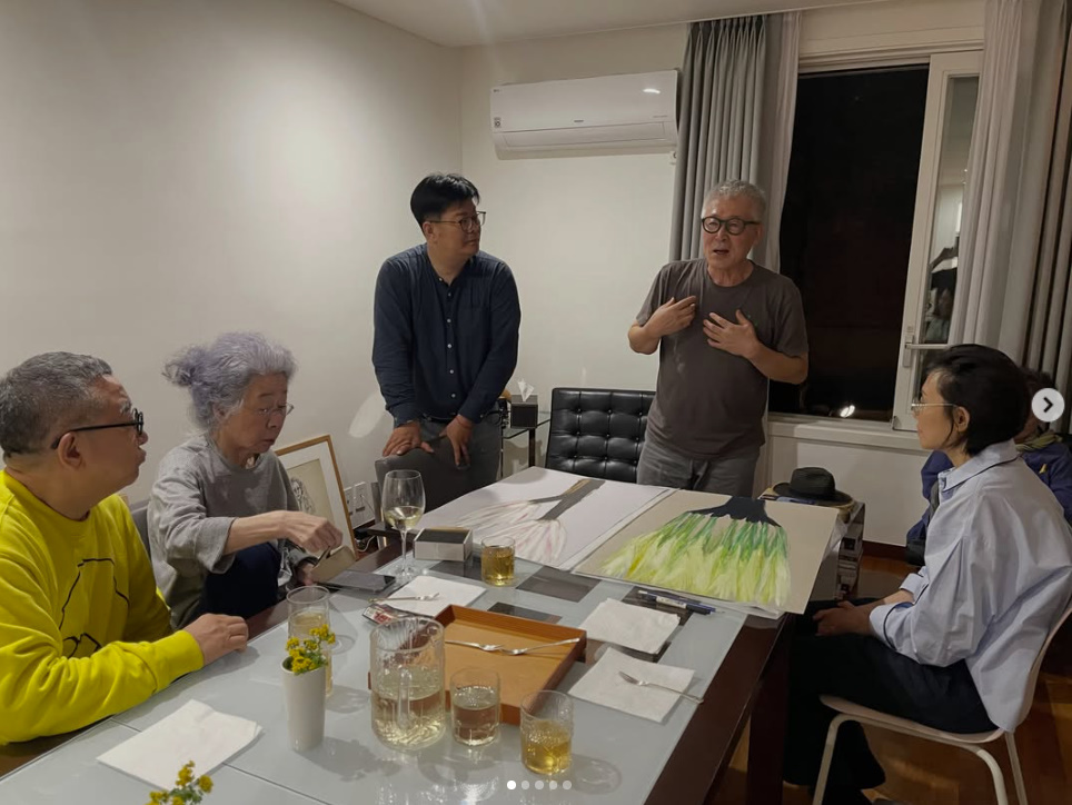 <b>윤여정</b>, 김수철 기타 연주 들으며 친구들과 <b>팔순 파티</b> "우리끼리 조촐히...
