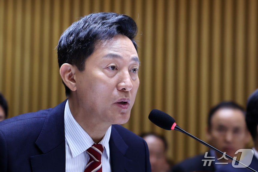 오세훈 서울시장이 19일 서울 중구 서울시청에서 열린 국회 국토교통위원회의 서울시 국정감사에서 의원 질의에 답변하고 있다. 2026.10.19 ⓒ 뉴스1 박지혜 기자