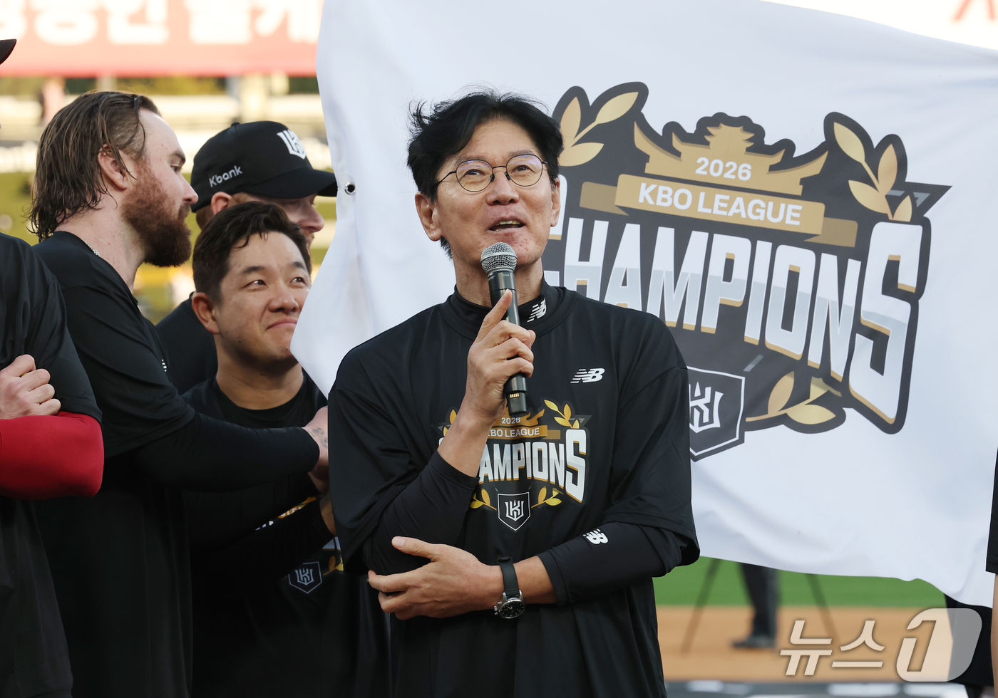 <b>이강철</b> <b>KT</b> <b>감독</b>, 3년 34억 원 <b>재계약</b>…LG 염경엽 넘어 최고 대우