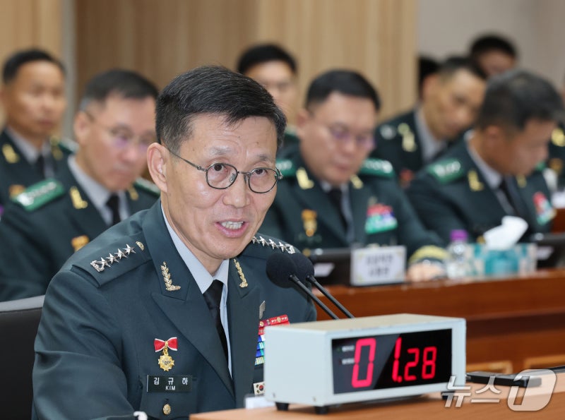 [<b>국감</b>] <b>답변</b>하는 <b>김규하 육군</b> 참모<b>총장</b>
