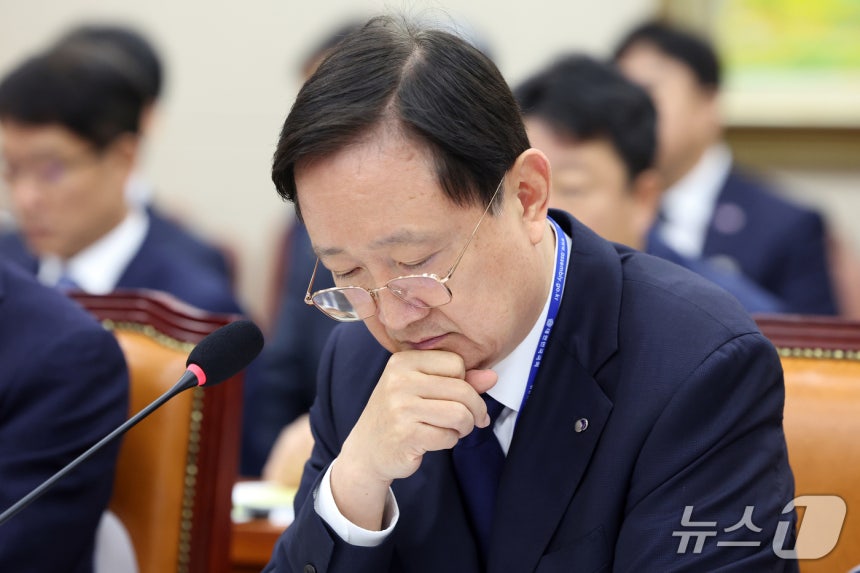 이찬진 금융감독원장이 19일 서울 여의도 국회 정무위원회에서 열린 금융감독원 등에 대한 국정감사에서 생각에 잠겨 있다. 2026.10.19 ⓒ 뉴스1 황기선 기자