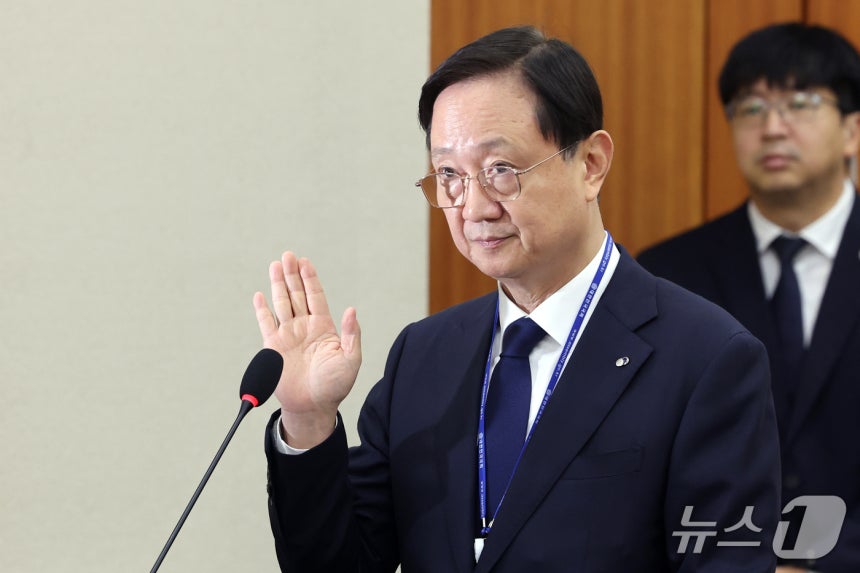 이찬진 금융감독원장이 19일 서울 여의도 국회 정무위원회에서 열린 금융감독원 등에 대한 국정감사에서 선서를 하고 있다. 2026.10.19 ⓒ 뉴스1 황기선 기자