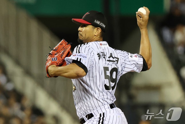 14일 오후 서울 송파구 잠실야구장에서 열린 프로야구 '2026 신한 SOL KBO 와일드카드 결정전 1차전' 두산 베어스와 LG 트윈스의 경기, LG 선발 카라스코가 5회초 등판해 힘차게 공을 던지고 있다. 2026.10.14 ⓒ 뉴스1 김진환 기자