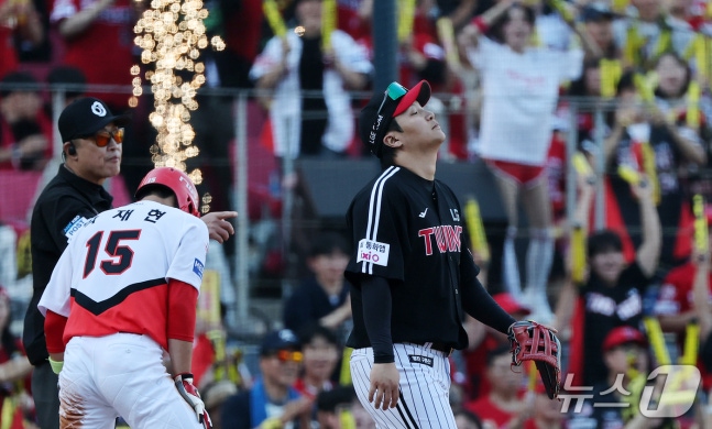 17일 오후 전남광주 기아챔피언스필드에서 열린 프로야구 2026 신한 SOL KBO 포스트시즌 준플레이오프 1차전 LG 트윈스와 KIA 타이거즈의 경기, LG 3루수 문보경이 6회말 무사 1루 상황 실책으로 1,3루 상황이 되자 아쉬워하고 있다. 2026.10.17 ⓒ 뉴스1 김진환 기자