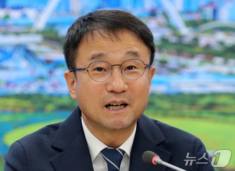 한병도 "<b>초광역특구법 발의</b>…'주52시간 특례' 포함·비포함 2가지안 제출...