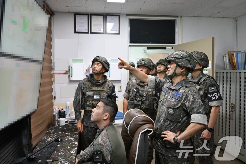 합참의장 "北 <b>도발</b> 시 단호히 <b>대응</b>"…김여정 위협 직후 전방부대 시찰