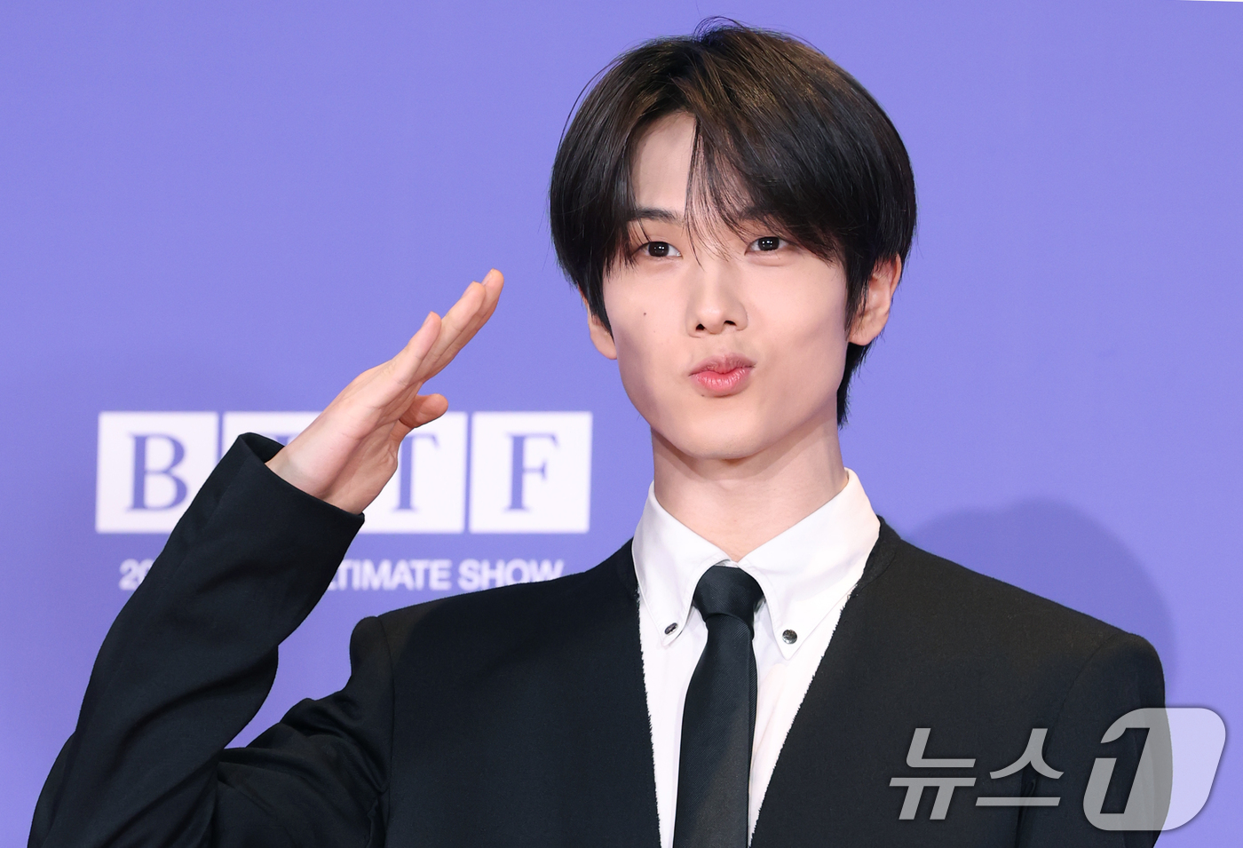 <b>NCT 지성</b>, 오늘 LG-KIA 준플레이오프 3차전 <b>시구</b>