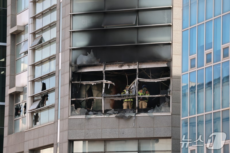 강남 <b>역삼동</b> 건물 2곳서 <b>동시 화재</b>…심정지 1명 병원 이송·1명 중상