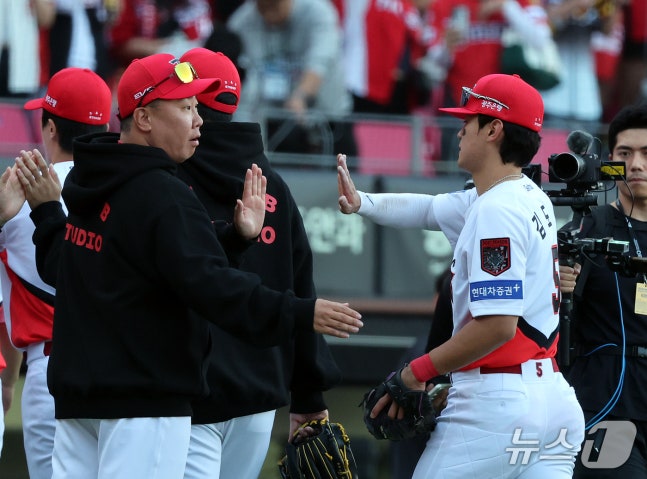 17일 오후 전남광주 기아챔피언스필드에서 열린 프로야구 2026 신한 SOL KBO 포스트시즌 준플레이오프 1차전 LG 트윈스와 KIA 타이거즈의 경기, 5대1 승리를 거둔 KIA 이범호 감독이 김도영과 기쁨을 나누고 있다. 2026.10.17 ⓒ 뉴스1 김진환 기자