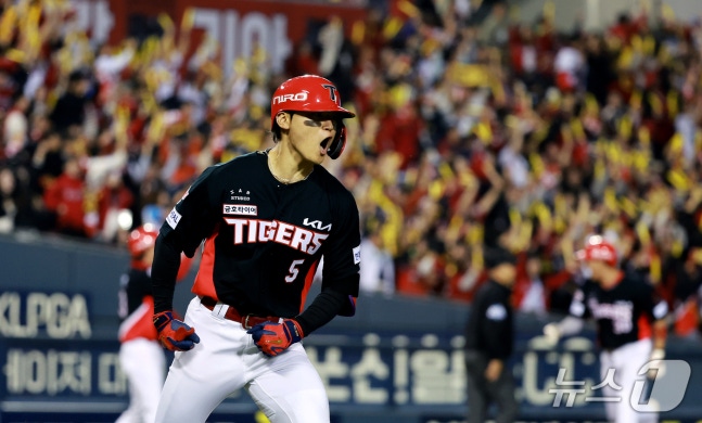20일 오후 서울 송파구 잠실야구장에서 열린 프로야구 2026 신한 SOL KBO 포스트시즌 준플레이오프 3차전 KIA 타이거즈와 LG 트윈스의 경기, 2회초 1사 만루 상황에서 KIA 김도영이 만루홈런을 친 뒤 홈으로 들어오고 있다. 2026.10.20 ⓒ 뉴스1 이호윤 기자
