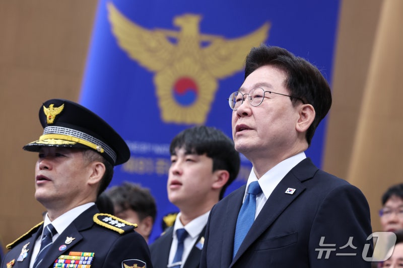 李대통령 "국민 신뢰 말로 회복 못해…<b>경찰</b>, 뼈 깎는 노력 나서야"