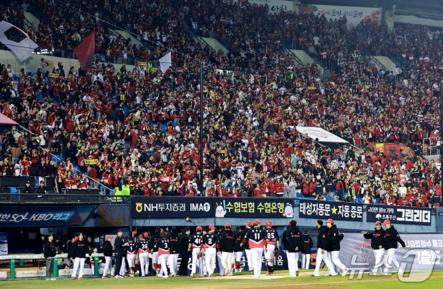 20일 오후 서울 송파구 잠실야구장에서 열린 프로야구 2026 신한 SOL KBO 포스트시즌 준플레이오프 3차전 KIA 타이거즈와 LG 트윈스의 경기 13대1로 승리를 거둔 KIA 선수들이 기쁨을 나누고 있다. 2026.10.20 ⓒ 뉴스1 이호윤 기자