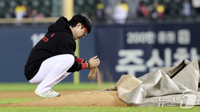 KIA 타이거즈 양현종이 20일 오후 서울 잠실야구장에서 열린 프로야구 2026 신한 SOL KBO 포스트시즌 준플레이오프 3차전 LG 트윈스와의 경기를 마친 뒤 잠실야구장 마운드의 흙을 페트병에 담고 있다. 2026.10.20 ⓒ 뉴스1 박지혜 기자