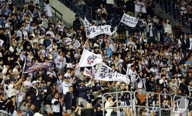 7일 오후 서울 송파구 잠실야구장에서 열린 프로야구 '2026 신한은행 SOL KBO리그' 두산 베어스와 LG 트윈스의 경기, 3루 두산 응원단이 '굿바이 잠실야구장'이 적힌 깃발을 흔들며 열정적인 응원을 펼치고 있다. 2026.10.7 ⓒ 뉴스1 김진환 기자