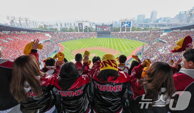 26일 서울 잠실야구장에서 열린 프로야구 2025 신한 SOL뱅크 KBO 포스트시즌 한국시리즈 1차전 한화 이글스와 LG 트윈스의 경기, LG 야구팬들이 열띤 응원을 하고 있다. 2025.10.26 ⓒ 뉴스1 김성진 기자